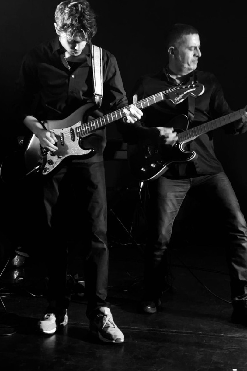 Duo de guitares électriques sur scène, noir et blanc
