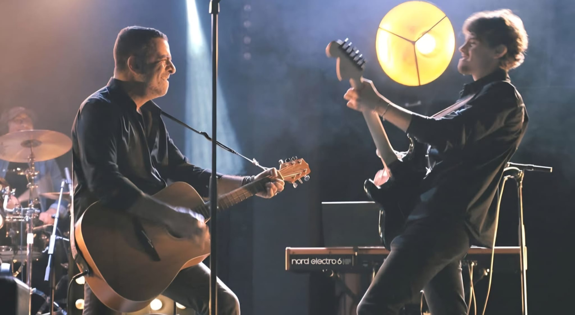 Duo guitare acoustique et guitare électrique face à face