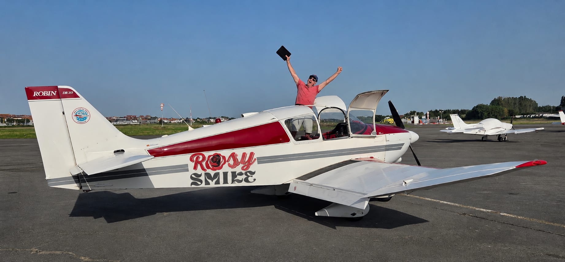 L'avion aux couleurs de Rosy Smile sur le tarmac