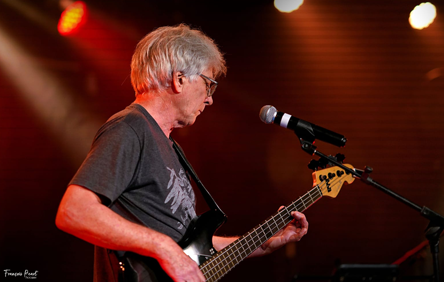 Fred Sig à la basse sur scène