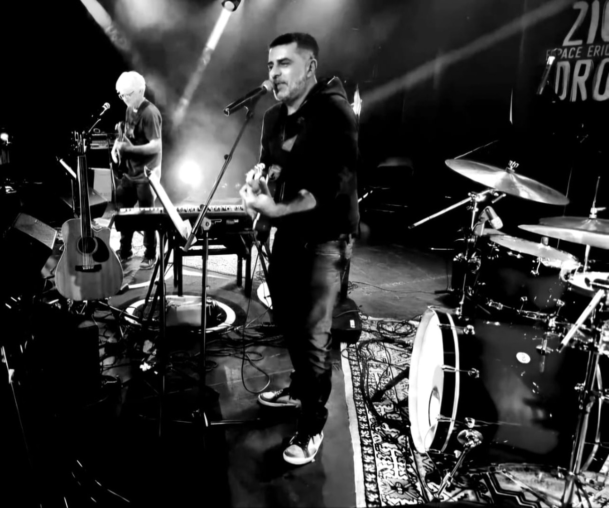 Le groupe en pleine chanson, image noir et blanc