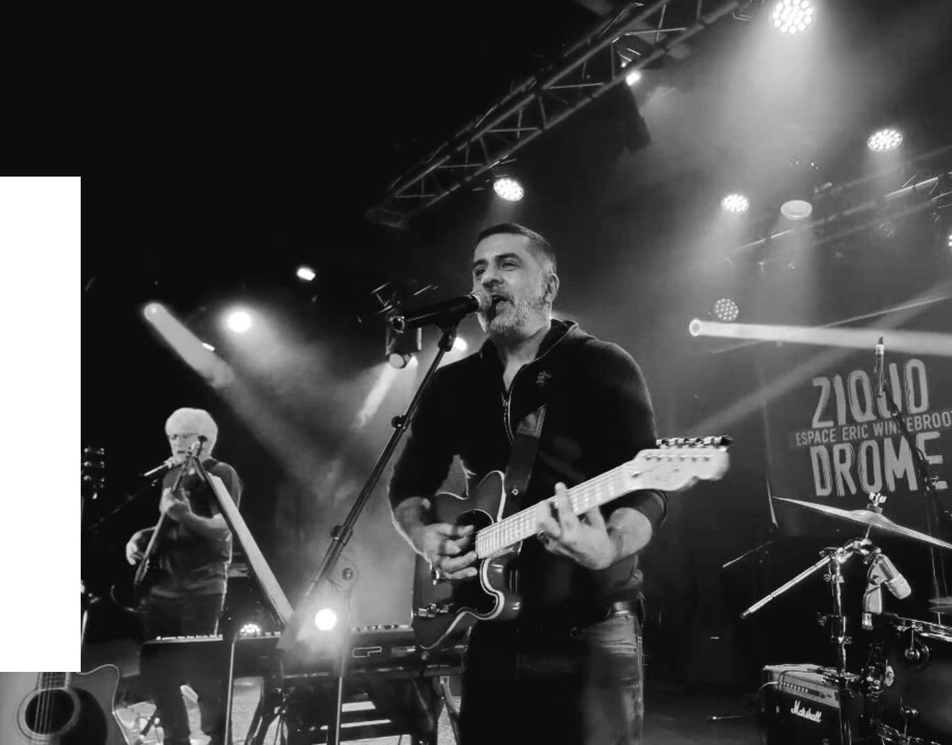 Photos live, coulisses et moments de tournée à retrouver sur Instagram.
